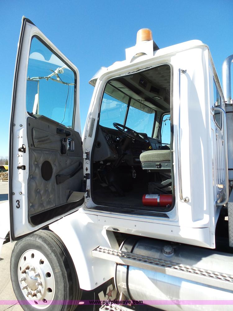 image for item K1263 1999 Western Star 5964SS semi truck