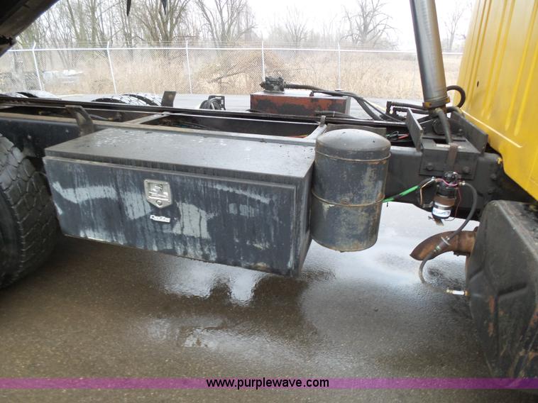 image for item K1283 1999 International 4900 dump truck