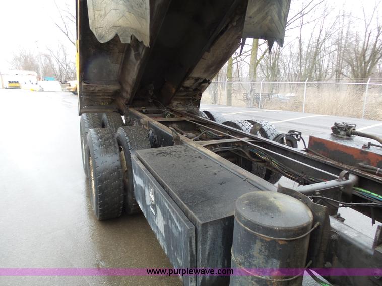 image for item K1283 1999 International 4900 dump truck