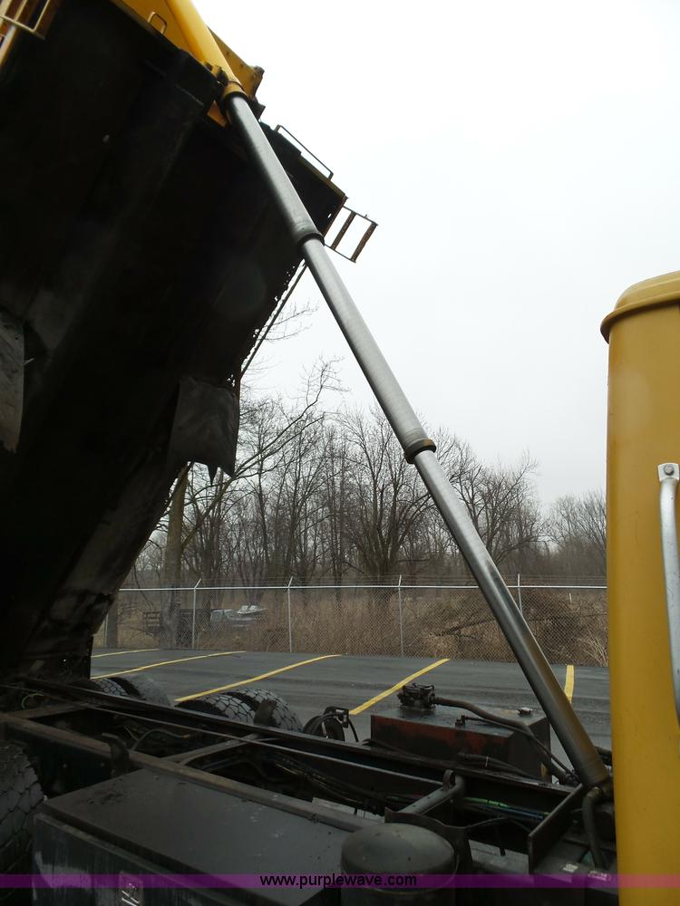 image for item K1283 1999 International 4900 dump truck