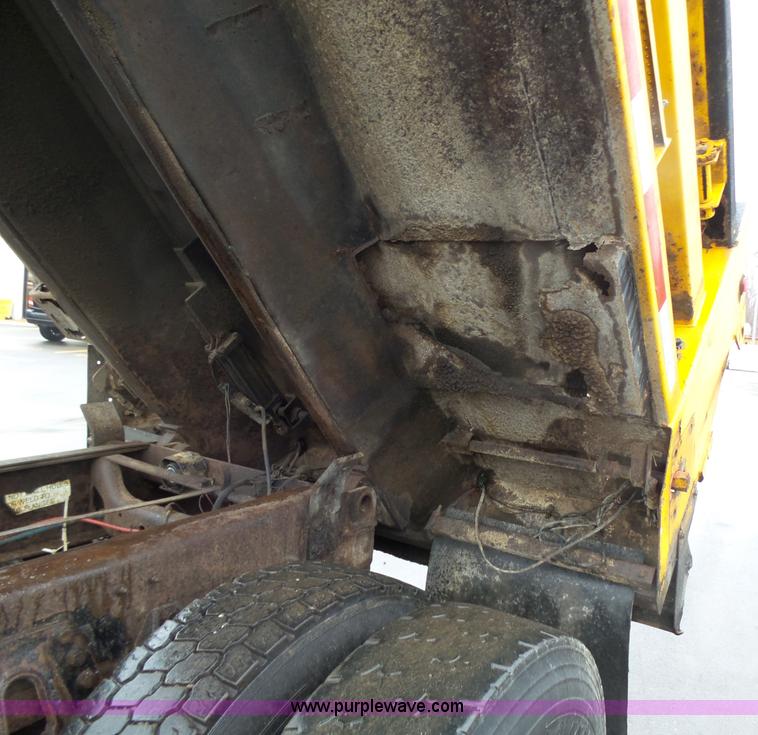 image for item K1283 1999 International 4900 dump truck