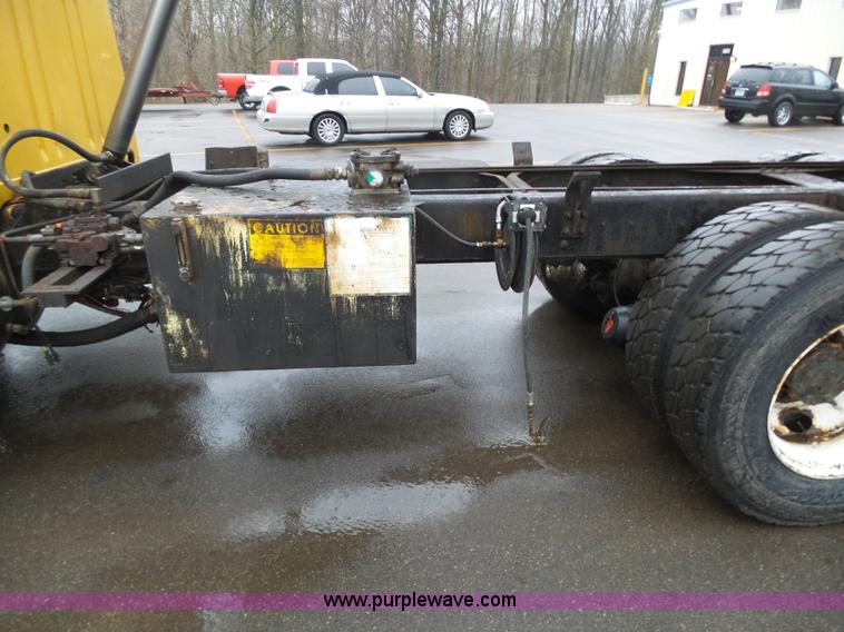 image for item K1283 1999 International 4900 dump truck