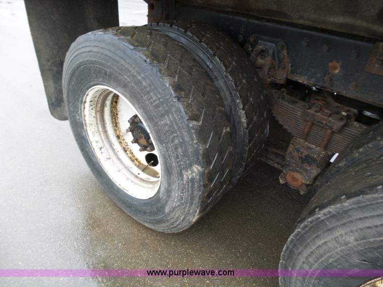 image for item K1283 1999 International 4900 dump truck