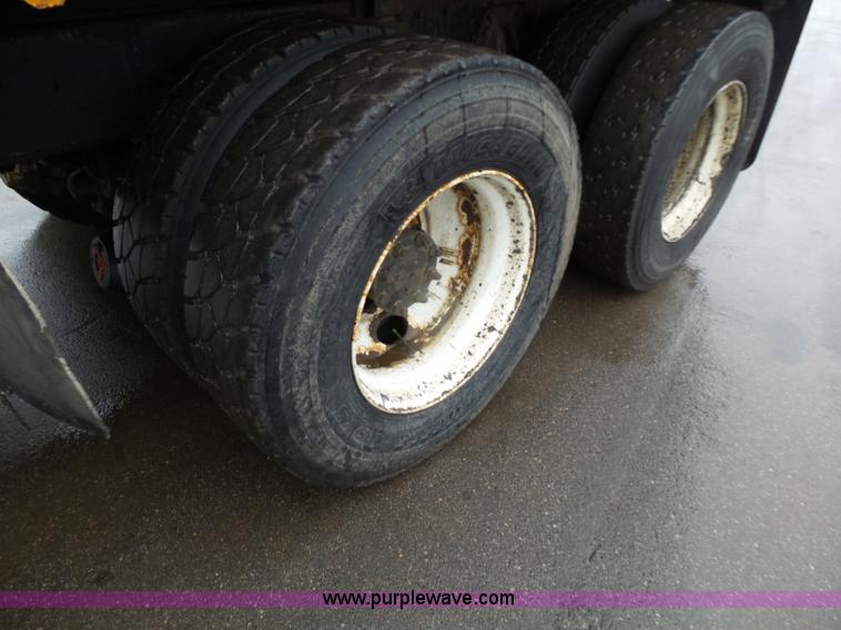 image for item K1283 1999 International 4900 dump truck