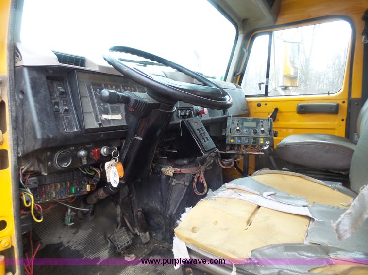 image for item K1283 1999 International 4900 dump truck