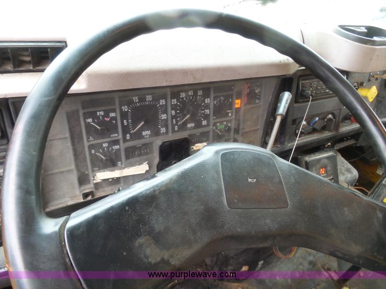 image for item K1283 1999 International 4900 dump truck