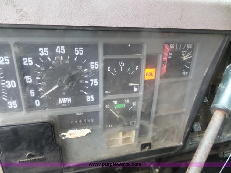 image for item K1283 1999 International 4900 dump truck