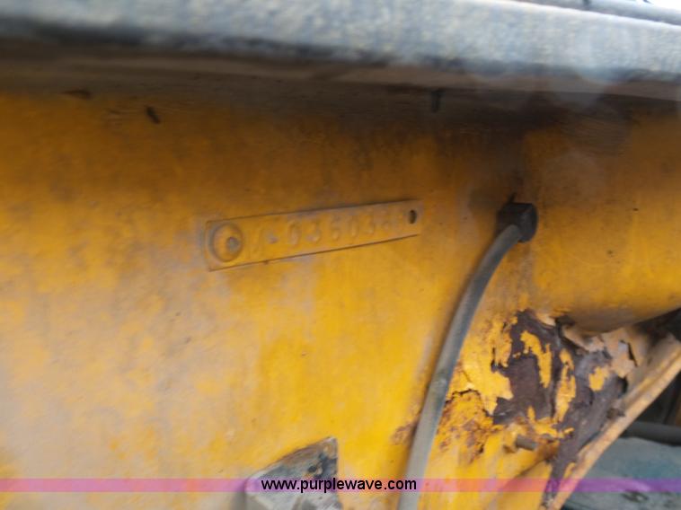 image for item K1283 1999 International 4900 dump truck