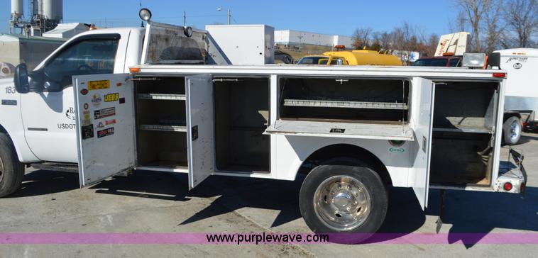 image for item K5456 2003 Ford F550 utility truck