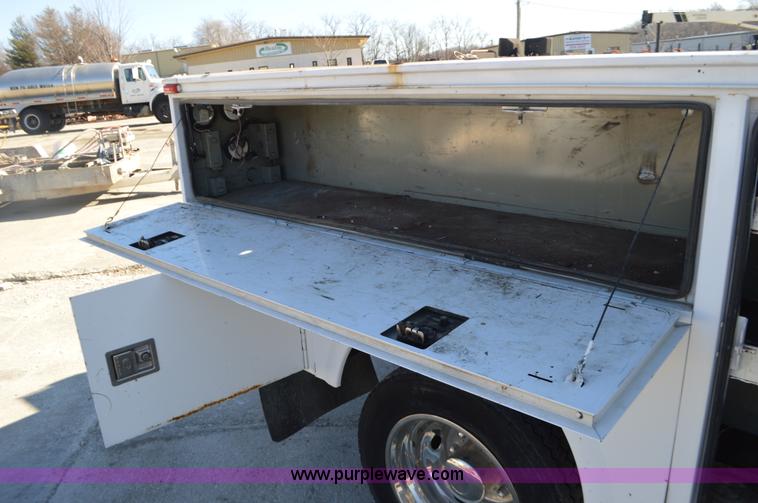 image for item K5456 2003 Ford F550 utility truck