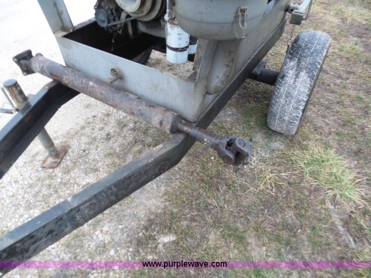 image for item K7631 Deutz F8L413 eight cylinder diesel engine