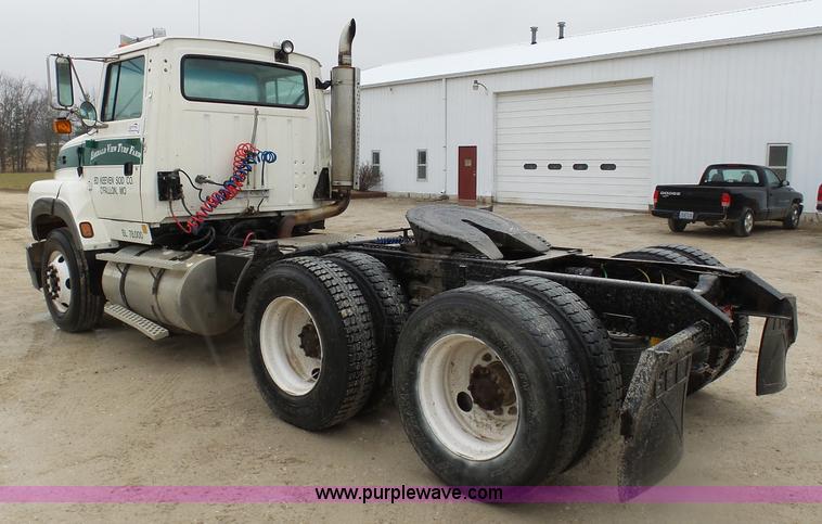 image for item K7641 1994 Ford LTA9000 AeroMax 106 semi truck
