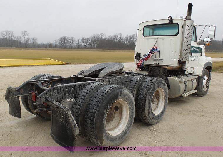 image for item K7641 1994 Ford LTA9000 AeroMax 106 semi truck