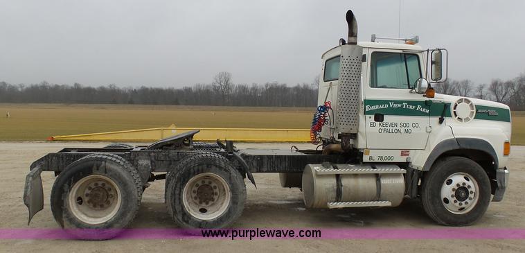 image for item K7641 1994 Ford LTA9000 AeroMax 106 semi truck