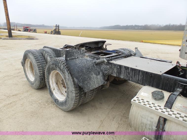 image for item K7641 1994 Ford LTA9000 AeroMax 106 semi truck