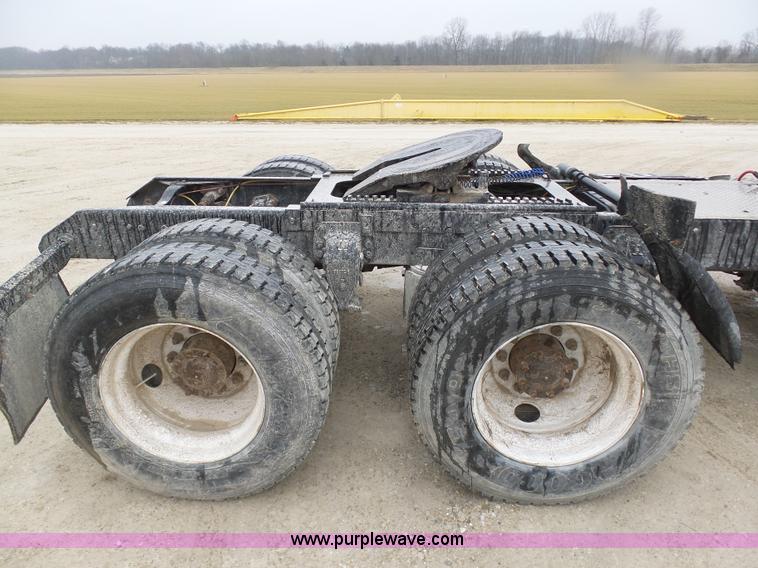 image for item K7641 1994 Ford LTA9000 AeroMax 106 semi truck