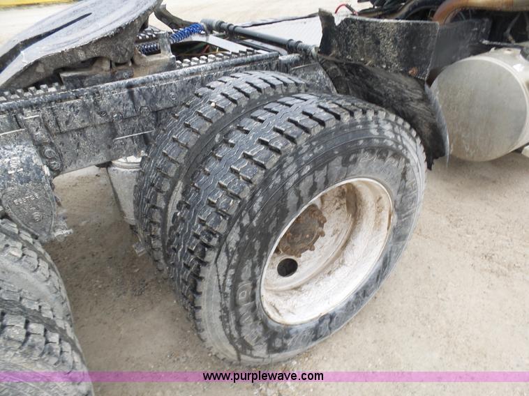 image for item K7641 1994 Ford LTA9000 AeroMax 106 semi truck