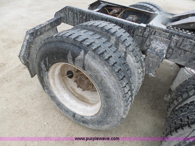 image for item K7641 1994 Ford LTA9000 AeroMax 106 semi truck