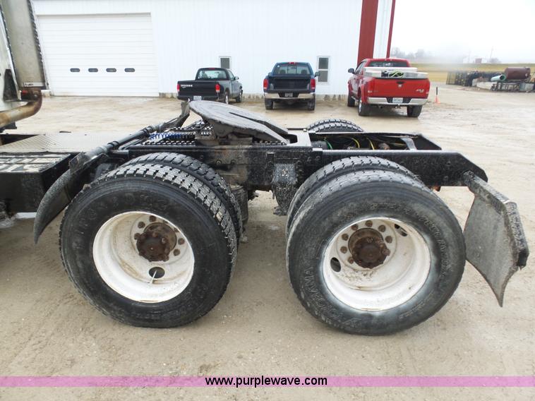 image for item K7641 1994 Ford LTA9000 AeroMax 106 semi truck