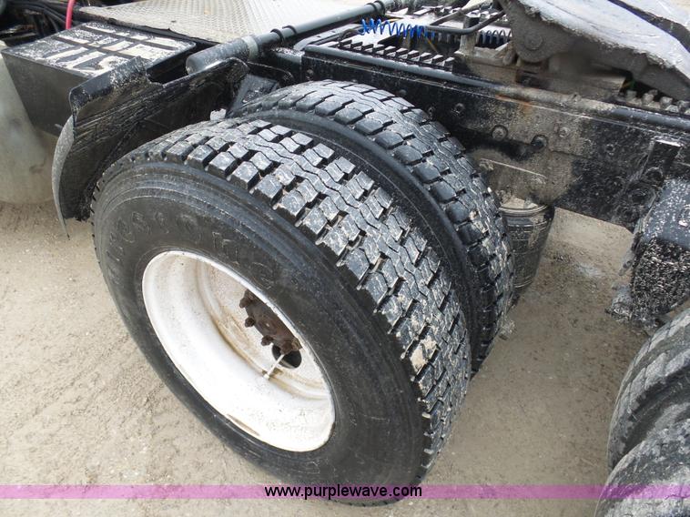 image for item K7641 1994 Ford LTA9000 AeroMax 106 semi truck