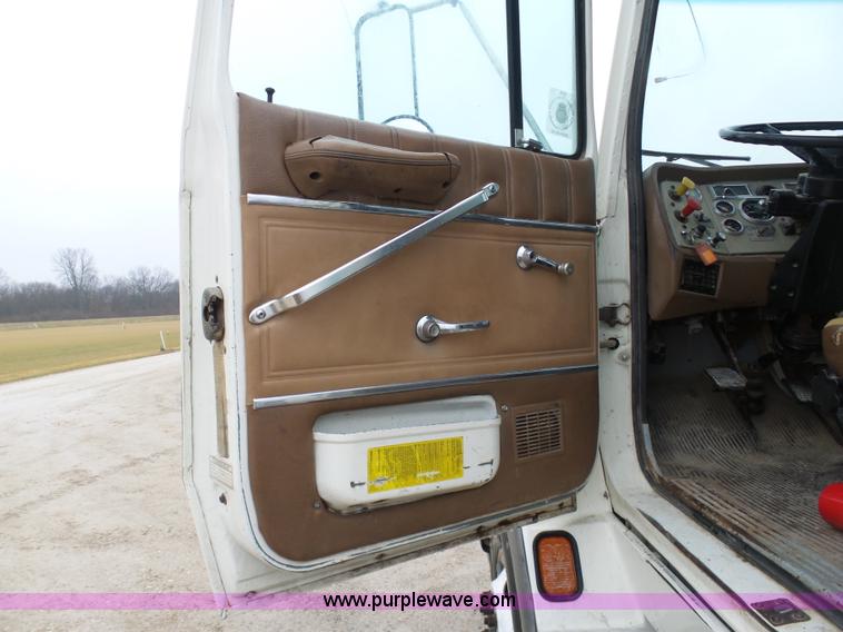 image for item K7641 1994 Ford LTA9000 AeroMax 106 semi truck