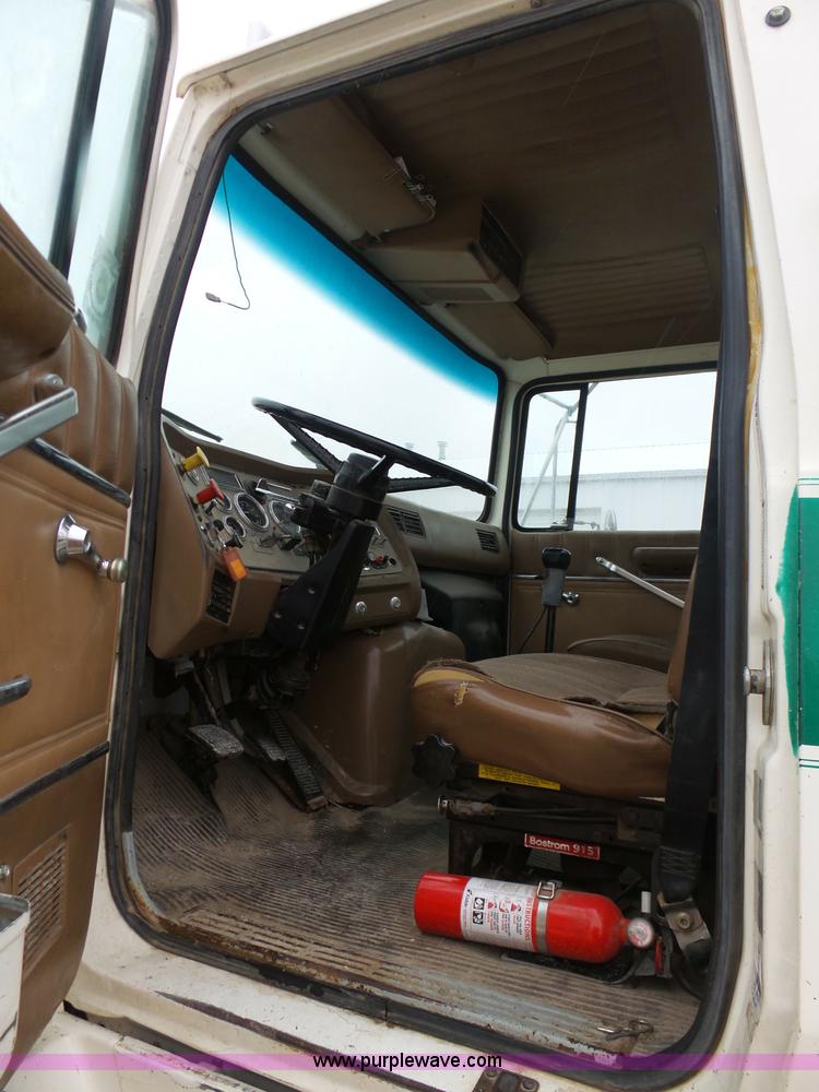 image for item K7641 1994 Ford LTA9000 AeroMax 106 semi truck