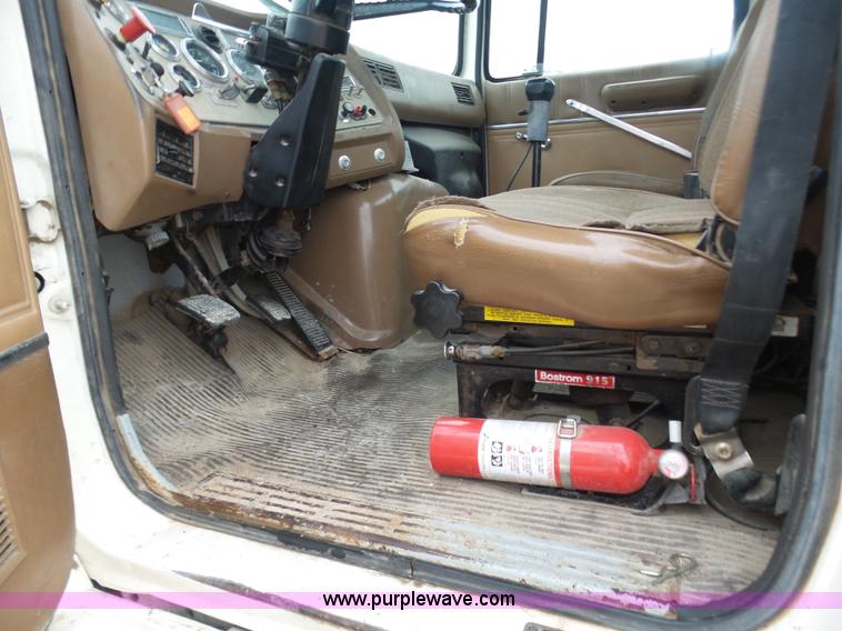 image for item K7641 1994 Ford LTA9000 AeroMax 106 semi truck