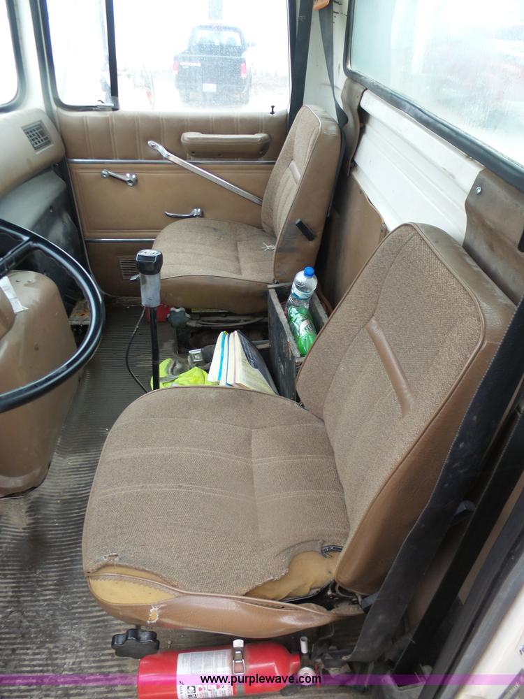 image for item K7641 1994 Ford LTA9000 AeroMax 106 semi truck