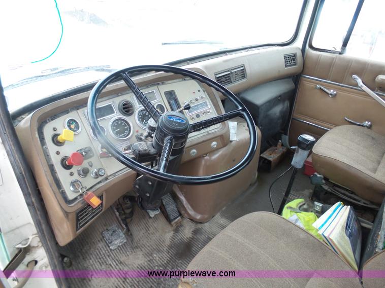 image for item K7641 1994 Ford LTA9000 AeroMax 106 semi truck