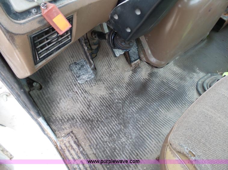 image for item K7641 1994 Ford LTA9000 AeroMax 106 semi truck