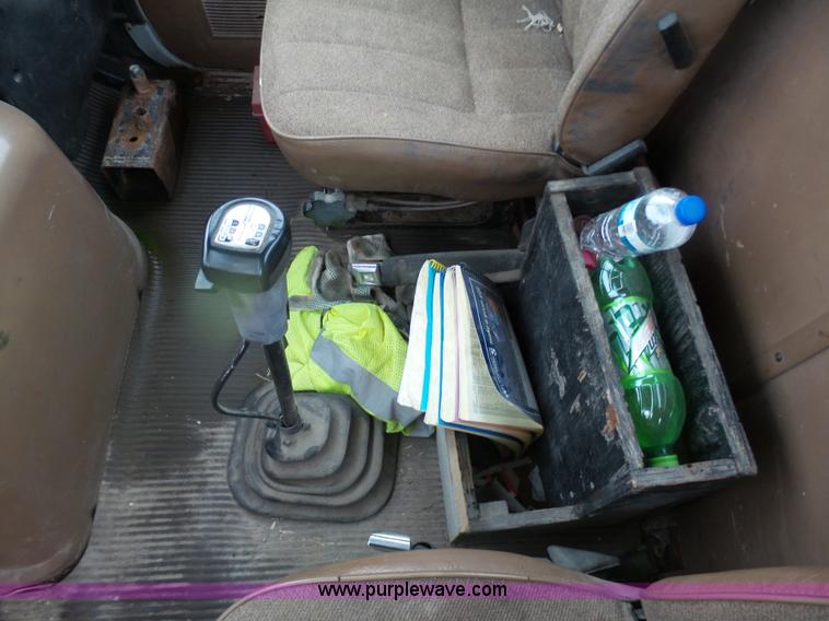 image for item K7641 1994 Ford LTA9000 AeroMax 106 semi truck