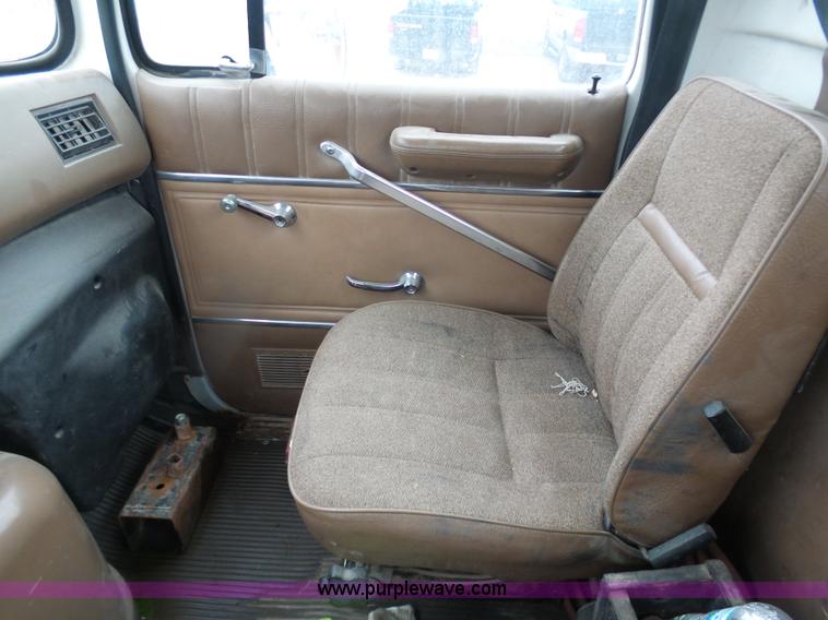 image for item K7641 1994 Ford LTA9000 AeroMax 106 semi truck