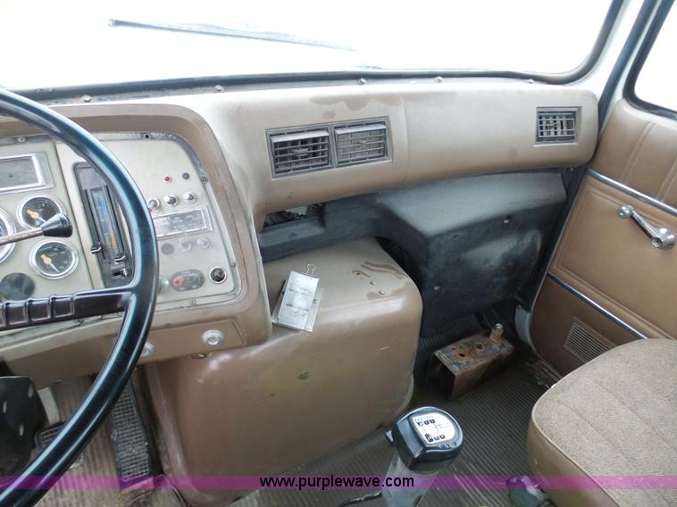 image for item K7641 1994 Ford LTA9000 AeroMax 106 semi truck