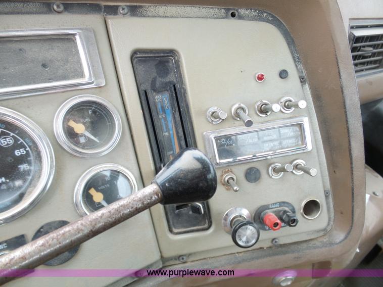 image for item K7641 1994 Ford LTA9000 AeroMax 106 semi truck