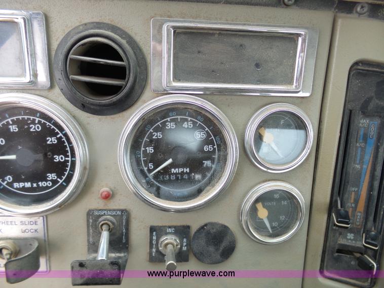 image for item K7641 1994 Ford LTA9000 AeroMax 106 semi truck