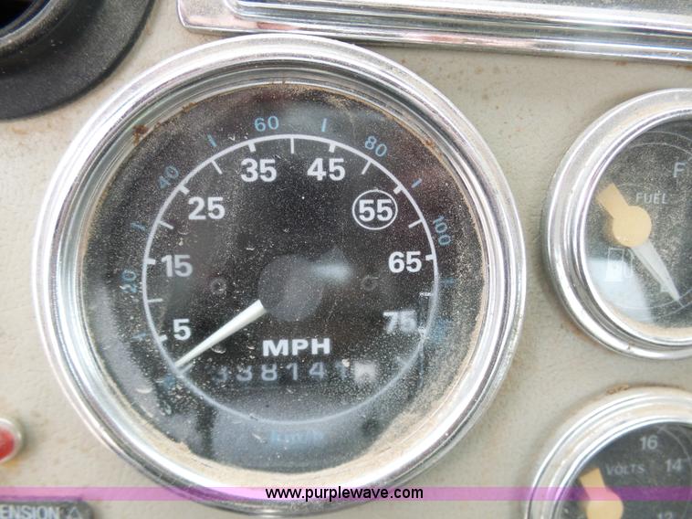 image for item K7641 1994 Ford LTA9000 AeroMax 106 semi truck