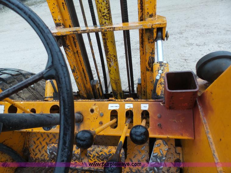 image for item K7647 1983 Master Craft MC-L-692 forklift