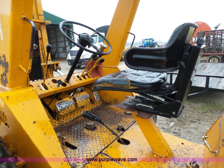 image for item K7647 1983 Master Craft MC-L-692 forklift