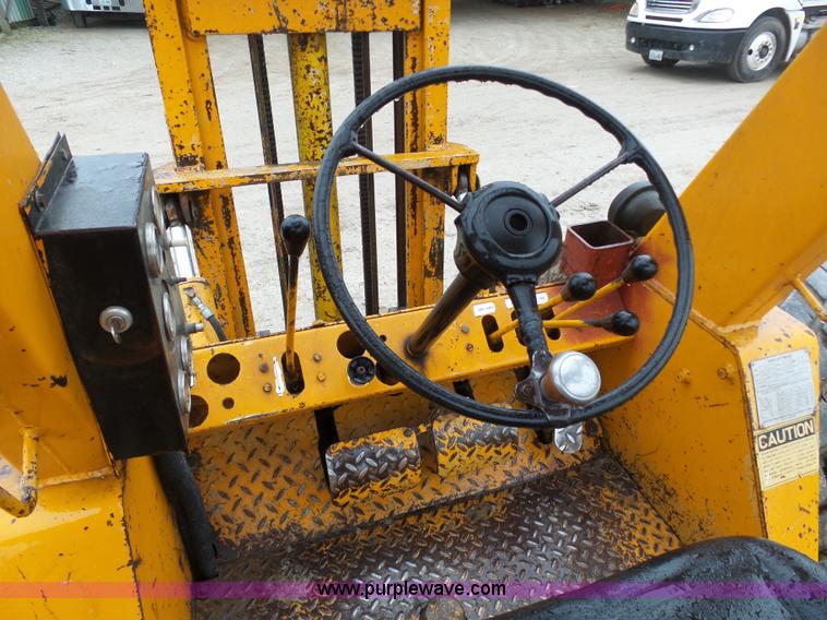 image for item K7647 1983 Master Craft MC-L-692 forklift