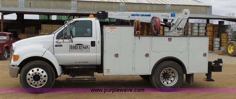 image for item K7669 2006 Ford F650 service truck with crane