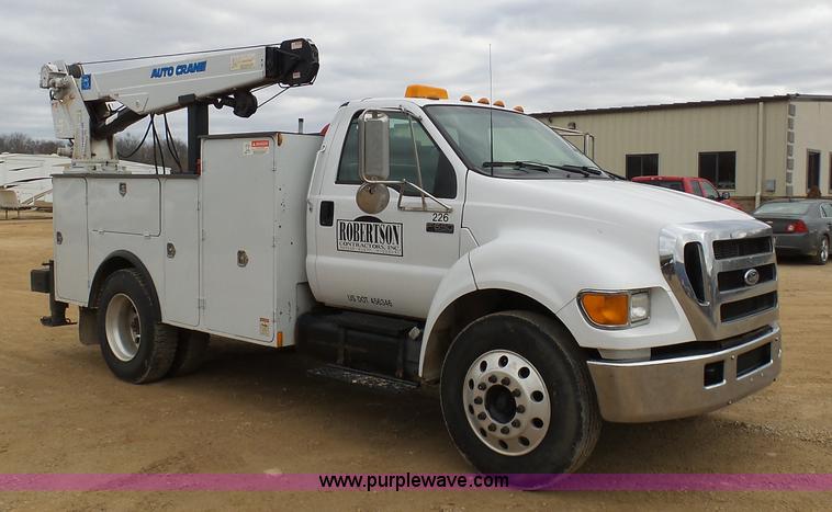 image for item K7669 2006 Ford F650 service truck with crane