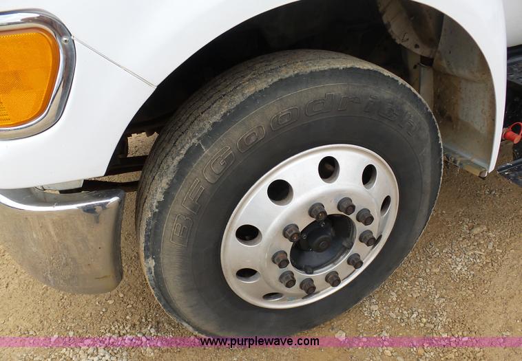 image for item K7669 2006 Ford F650 service truck with crane