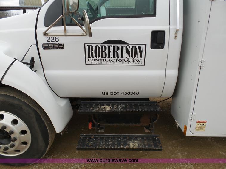 image for item K7669 2006 Ford F650 service truck with crane