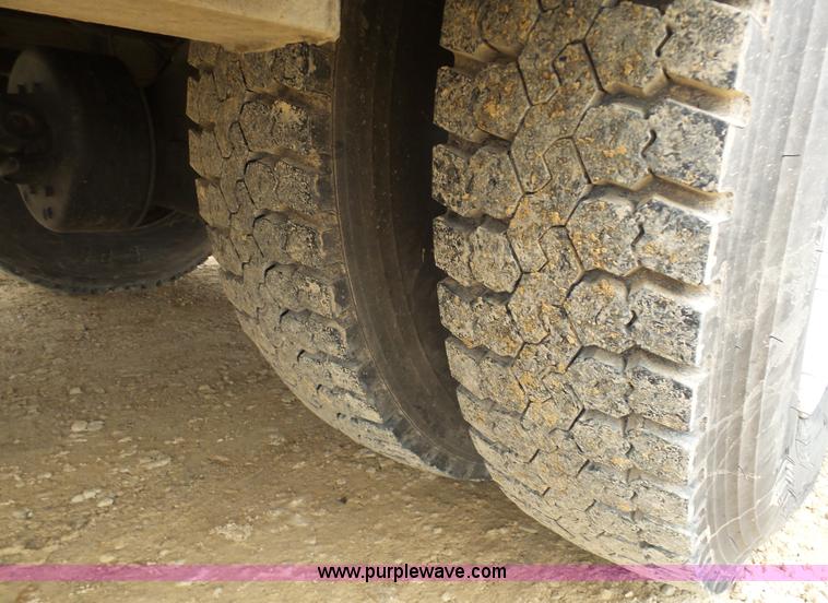 image for item K7669 2006 Ford F650 service truck with crane