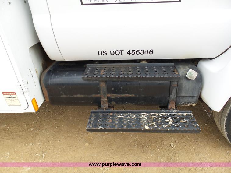 image for item K7669 2006 Ford F650 service truck with crane