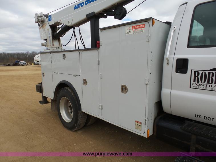 image for item K7669 2006 Ford F650 service truck with crane