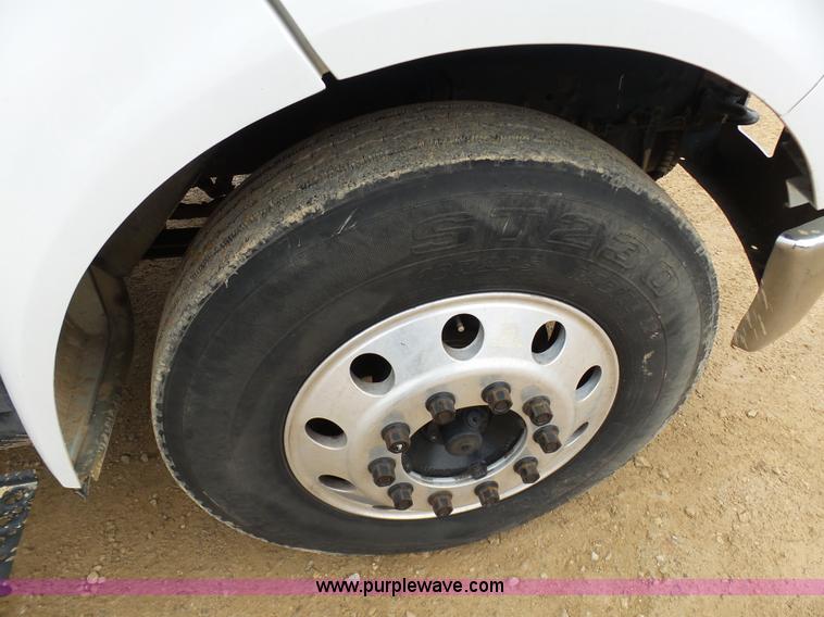 image for item K7669 2006 Ford F650 service truck with crane