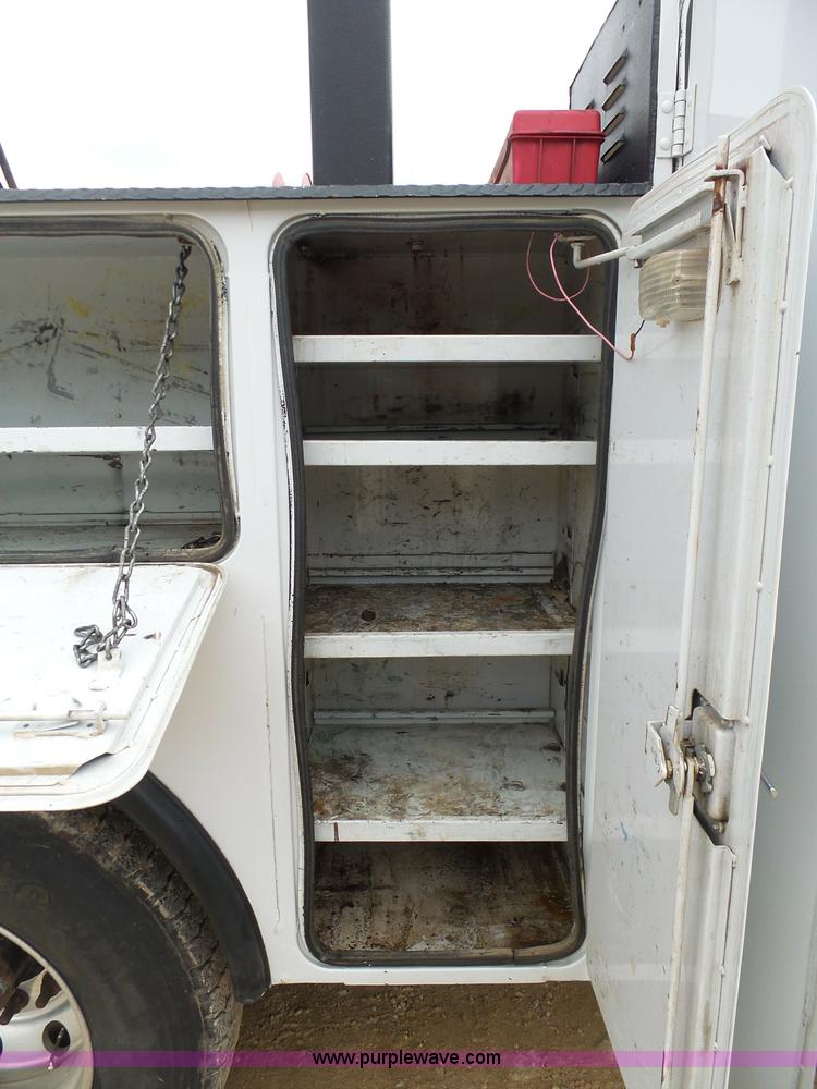 image for item K7669 2006 Ford F650 service truck with crane