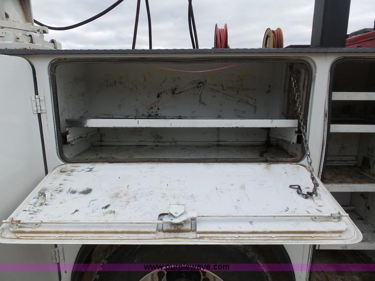 image for item K7669 2006 Ford F650 service truck with crane