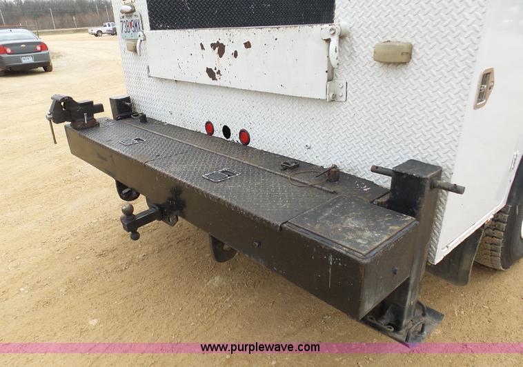 image for item K7669 2006 Ford F650 service truck with crane